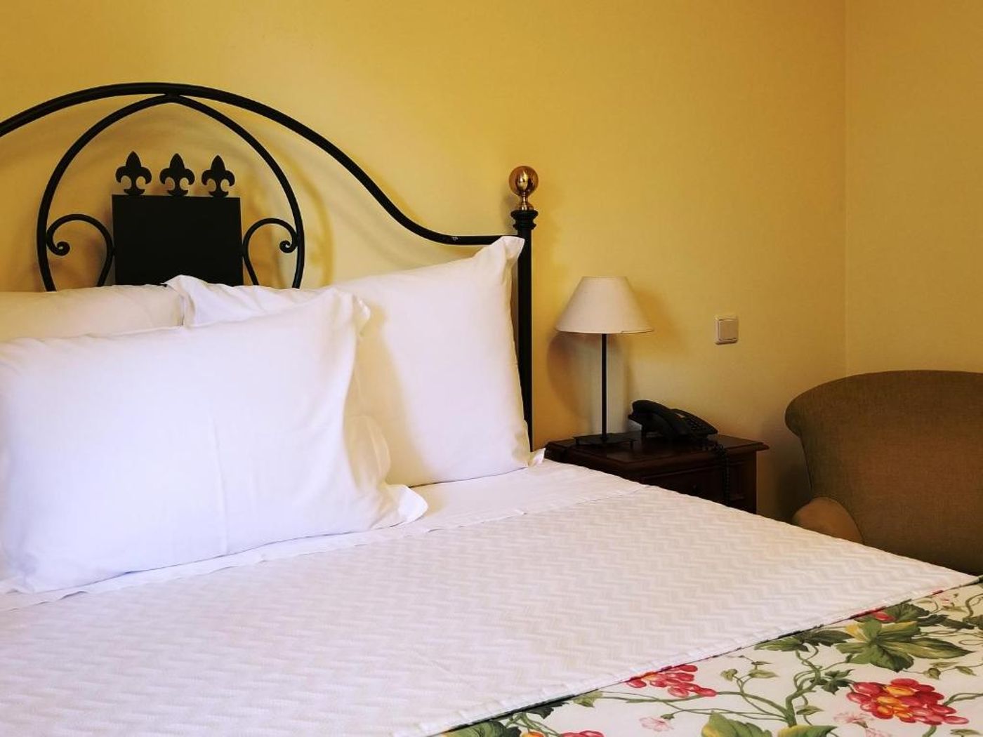 Lawrence-s-Hotel-Room-27