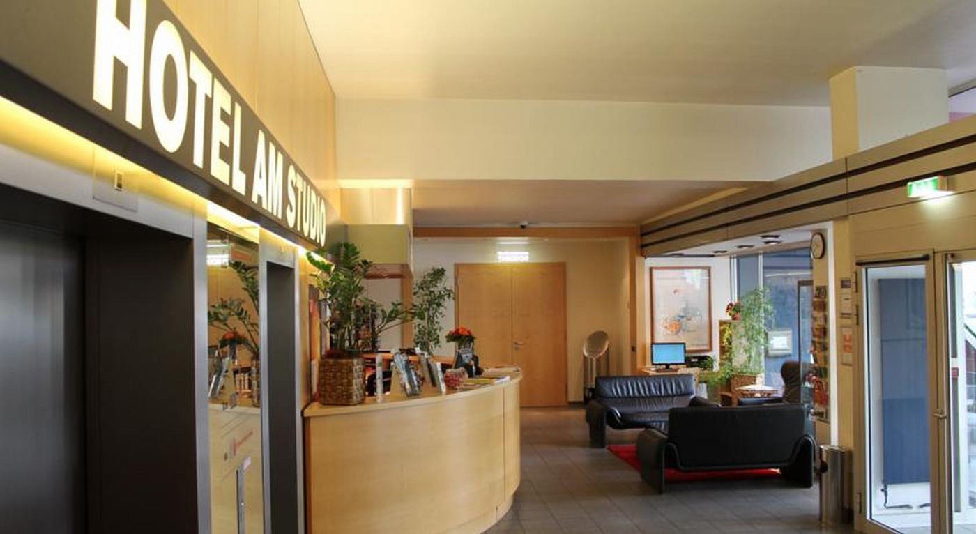 enjoy-Hotel-am-Studio-Lobby-7