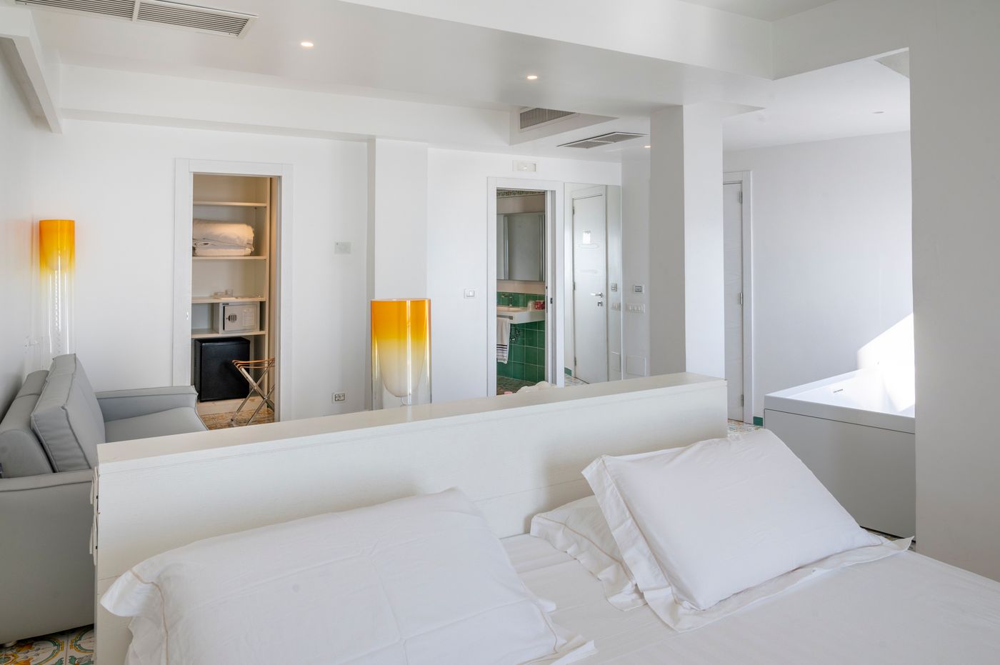 Lloyd-s-Baia-Room-31