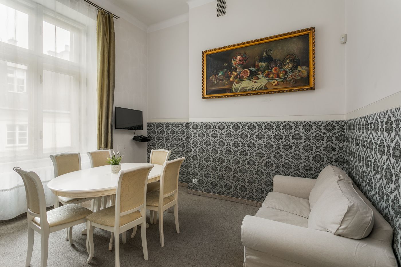 The-Spiski-Palace-Apartments-Room-39