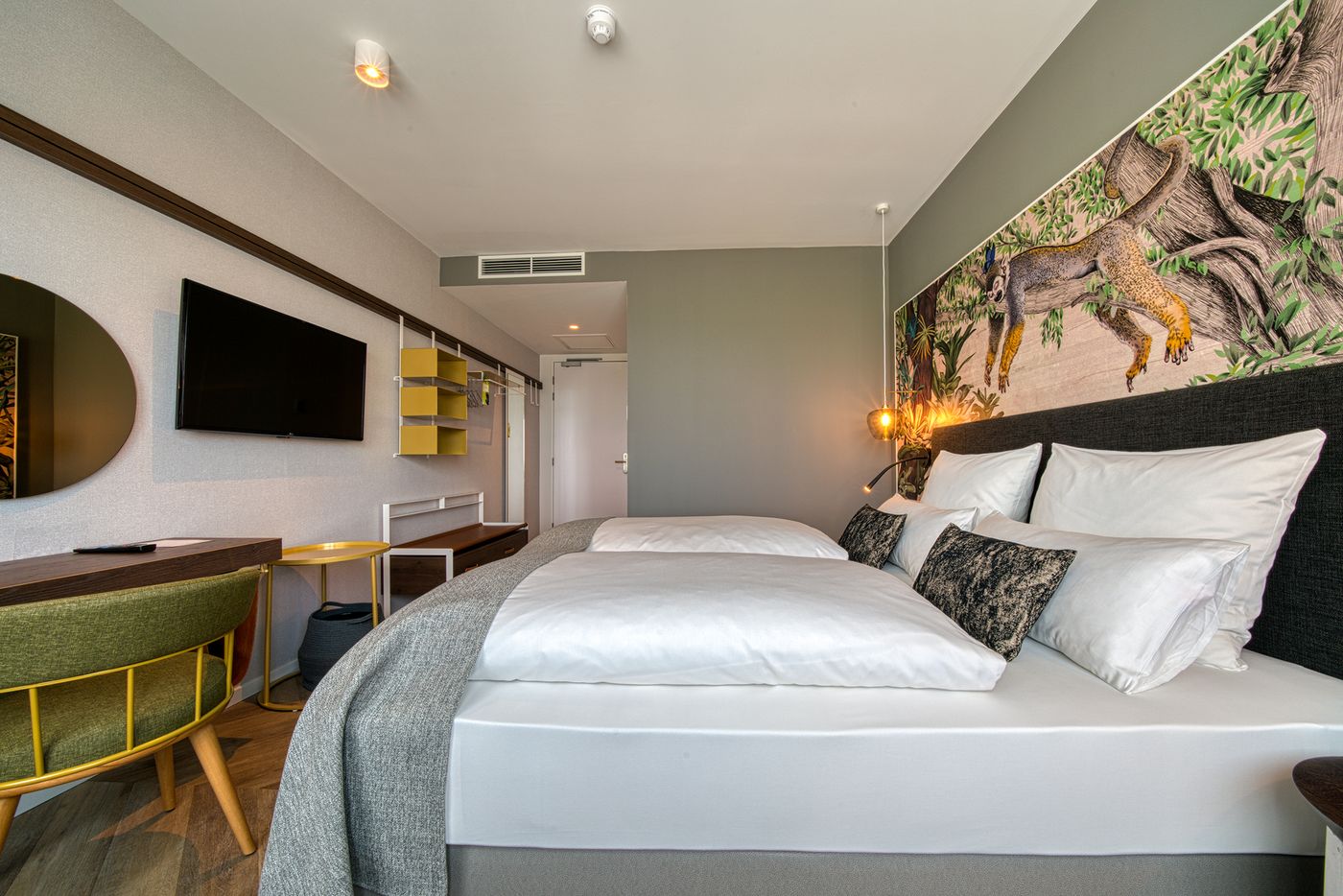 Ninetynine-Amsterdam-Airport--Trademark-Collection-Room-23