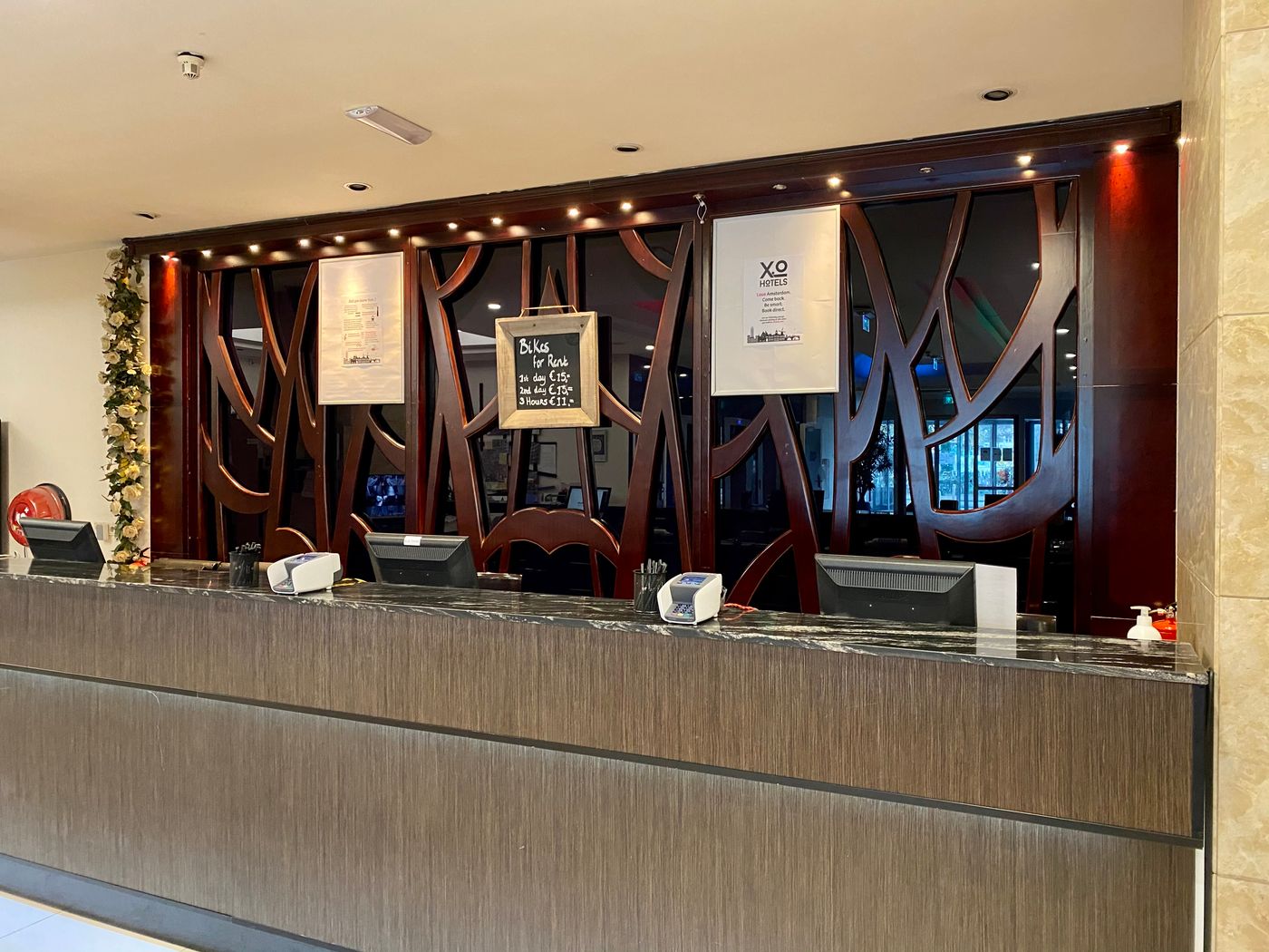 Xo-Hotels-Blue-Tower-Lobby-5