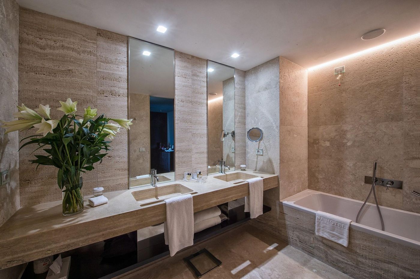 Sina-Bernini-Bristol--Autograph-Collection-Room-67