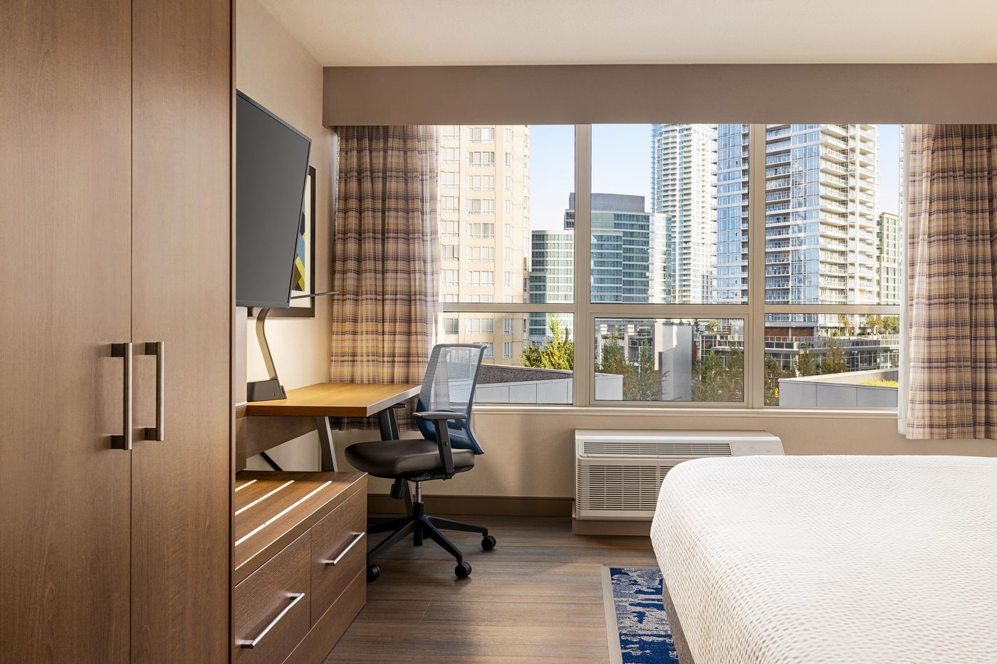 Holiday-Inn-Express-Vancouver-Metrotown--Burnaby--Room-8