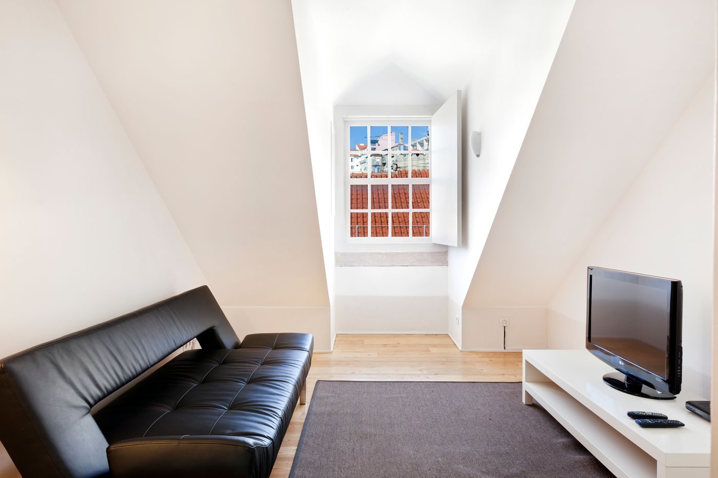 Hello-Lisbon-Cais-do-Sodre-Room-12