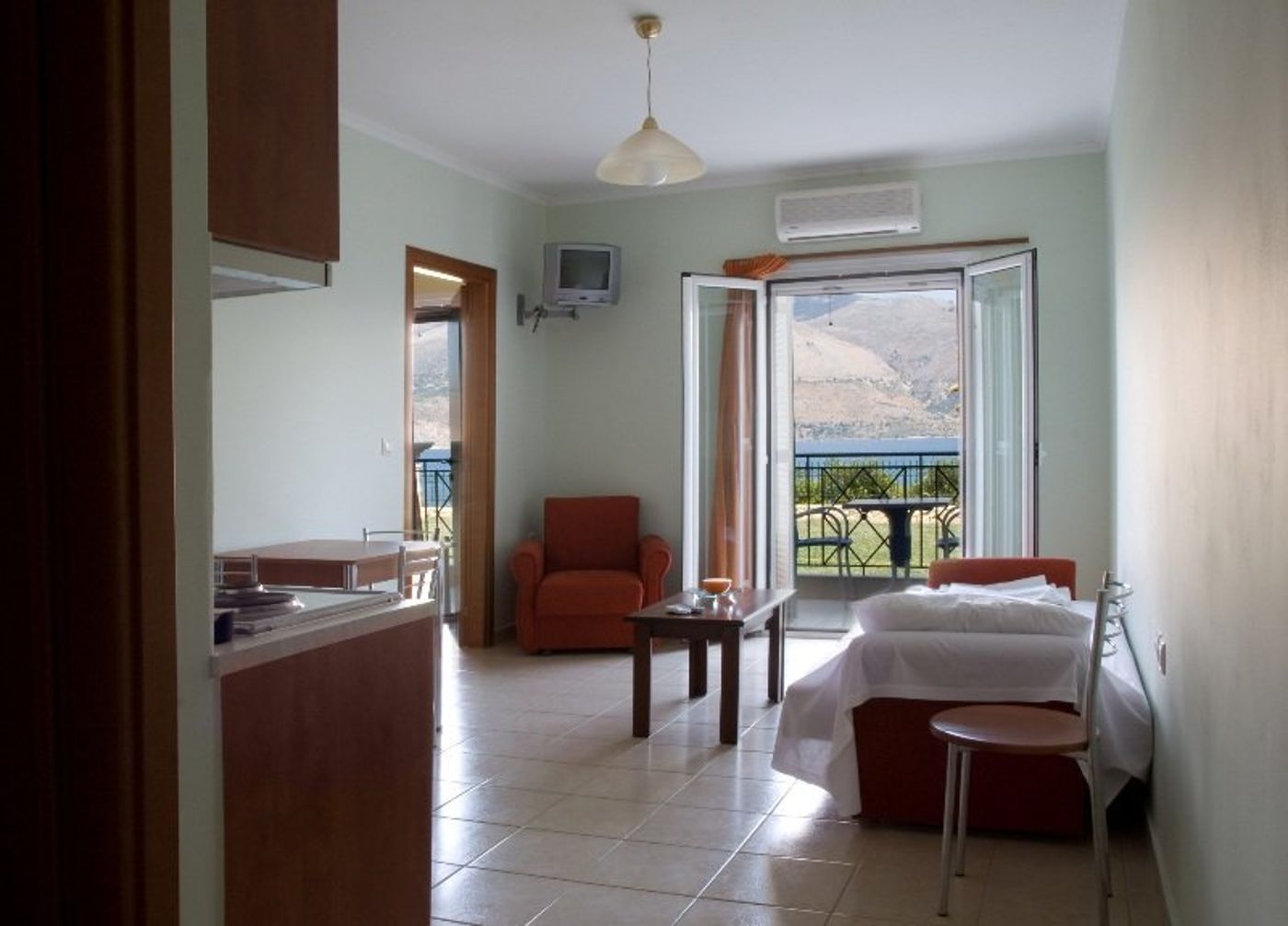 Lazaratos-Hotel-Room-6