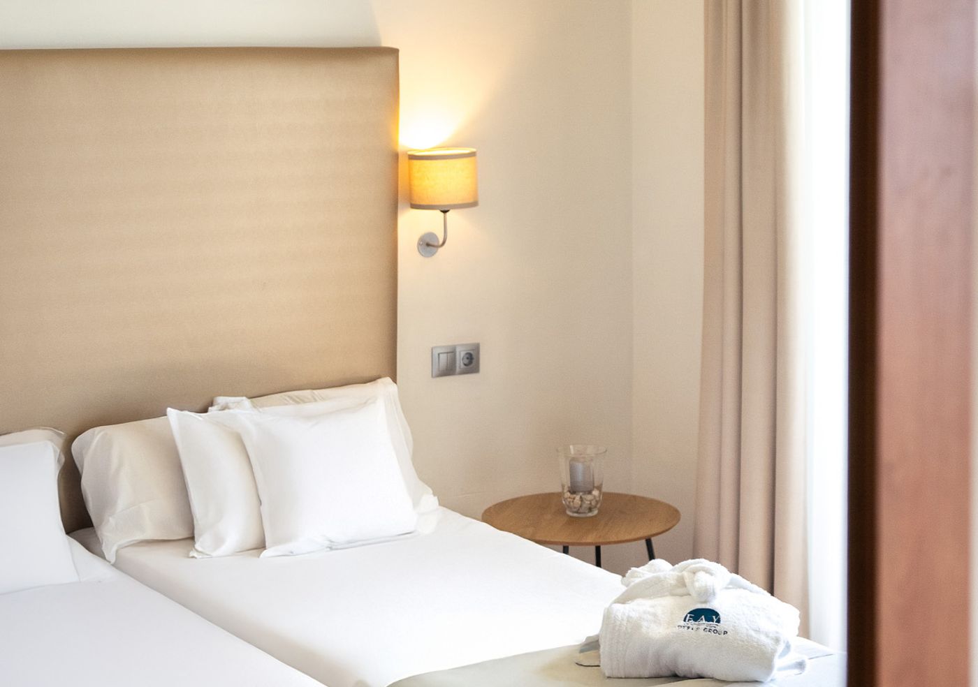 Fay-Victoria-Beach-Room-22