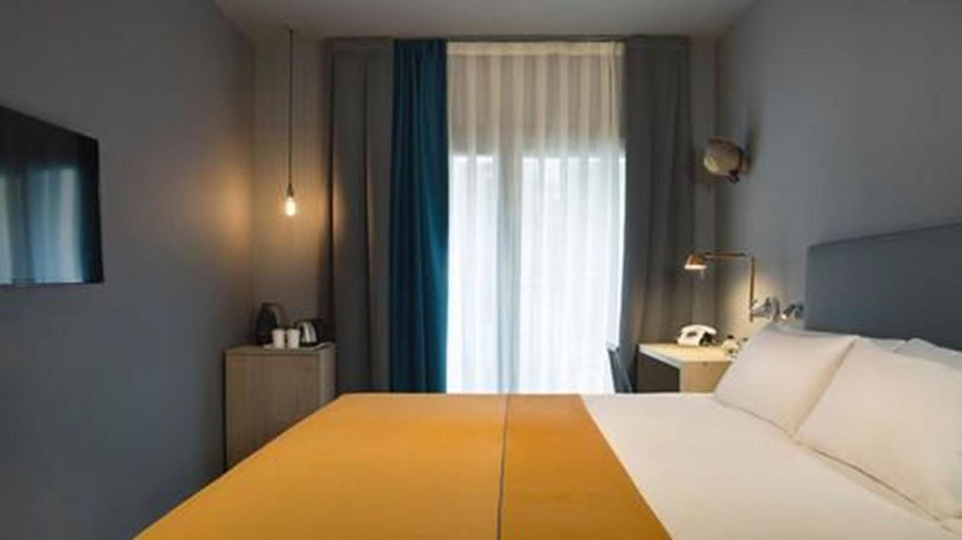 Yurbban Trafalgar Hotel-Spain-Barcelona-Room-9