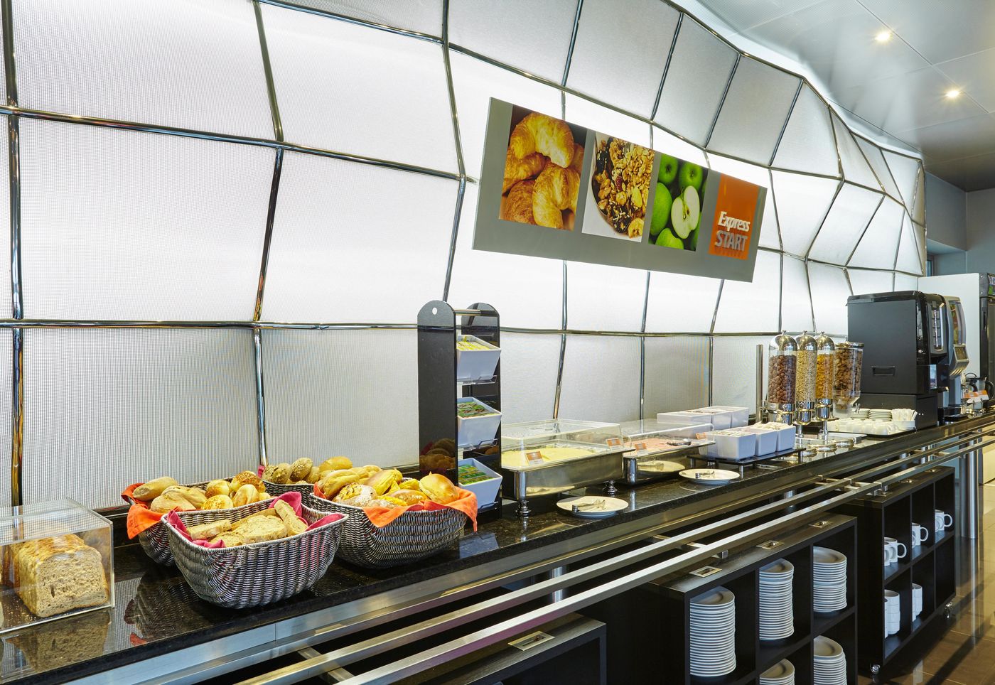 Holiday-Inn-Express-Lisbon-Alfragide-Restaurant-29