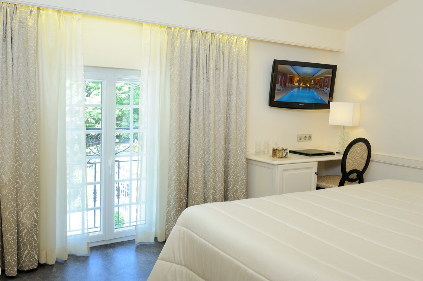 Auberge de Cassagne & Spa-France-LE PONTET AVIGNON-Room-4