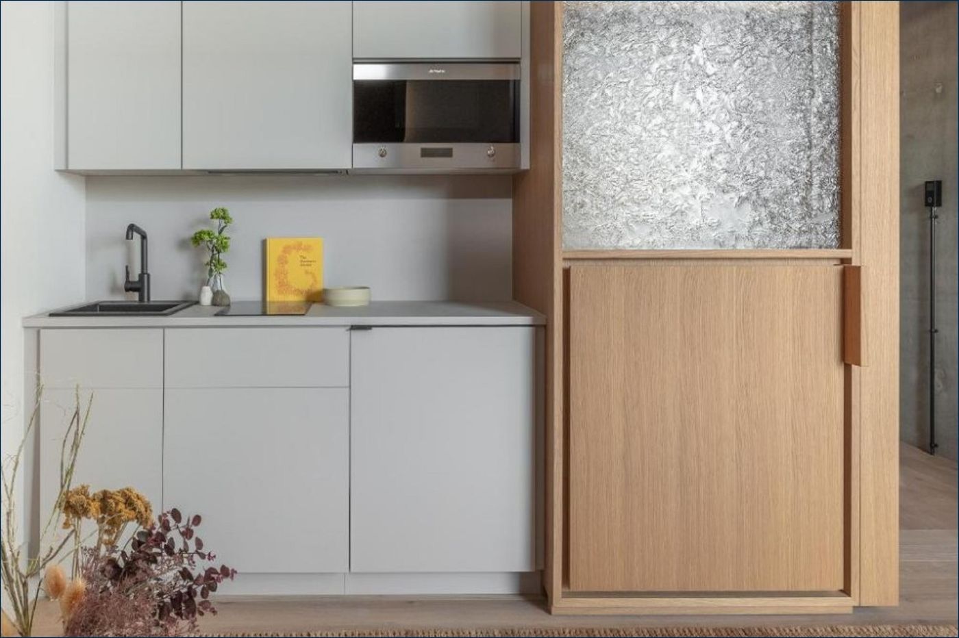 Locke-at-East-Side-Gallery--Friedrichshain-Room-34