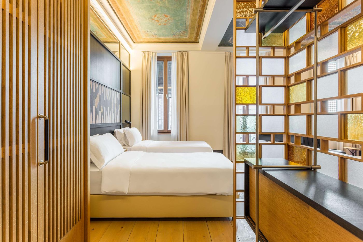 Room-Mate-Emir-Room-9