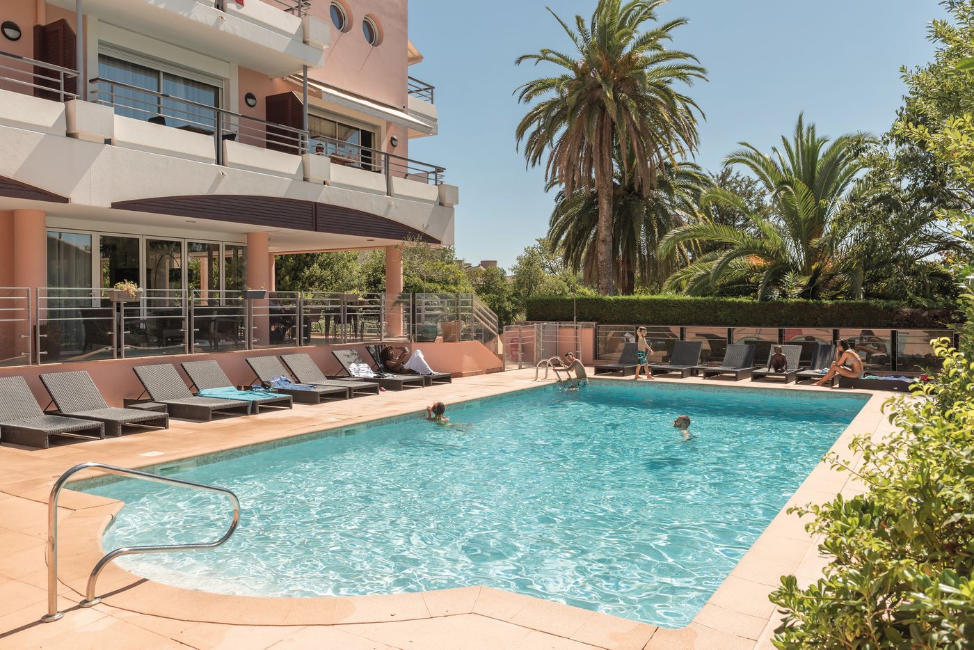Appart-City-Confort-Cannes-Le-Cannet-Pool-1
