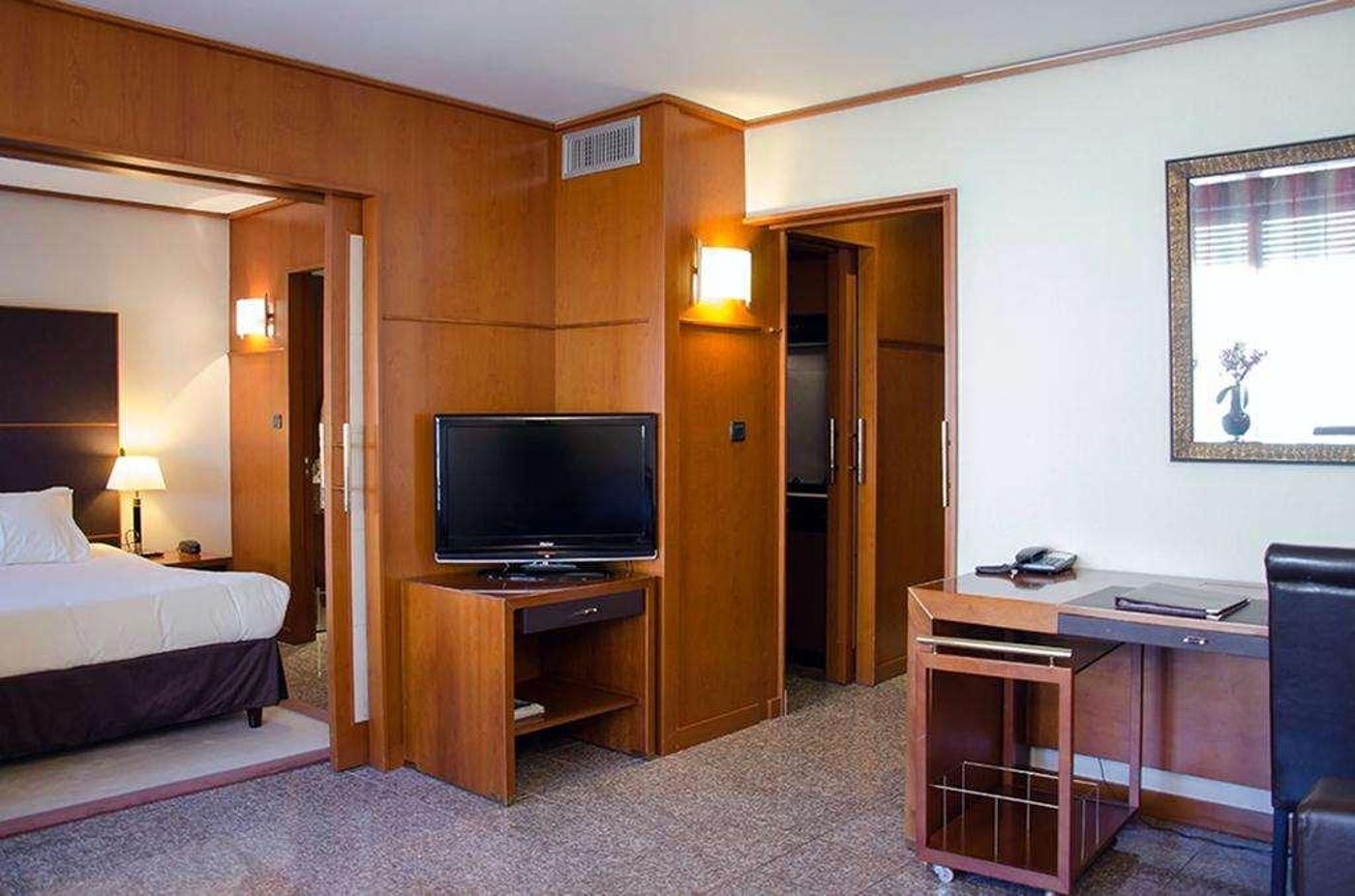 Goldstars-Resort---Suites-Room-8
