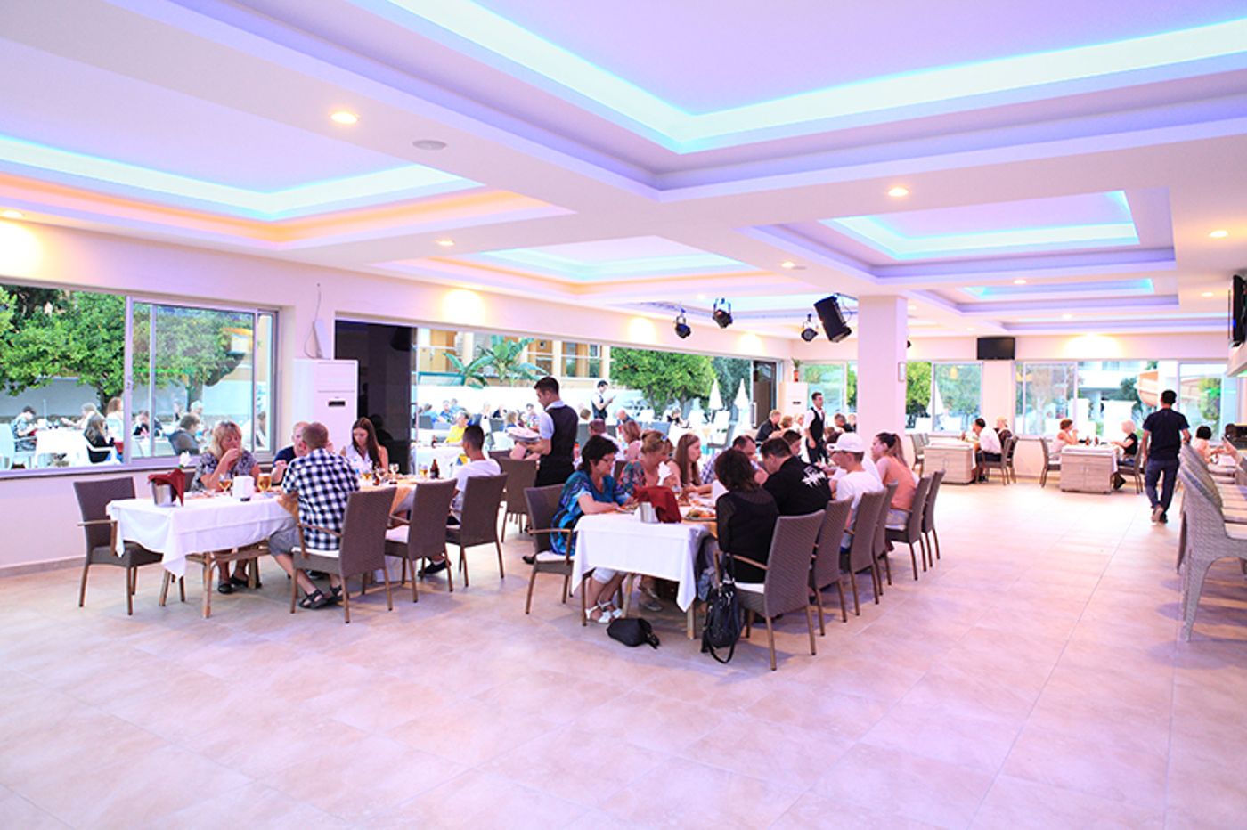 Hotel-Catty-Cats-Garden-Restaurant-51