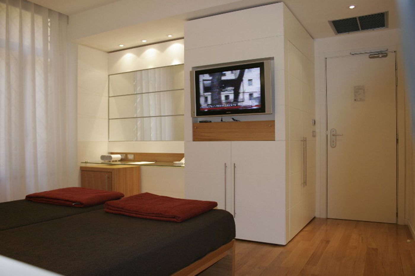 Hotel-White-Room-26
