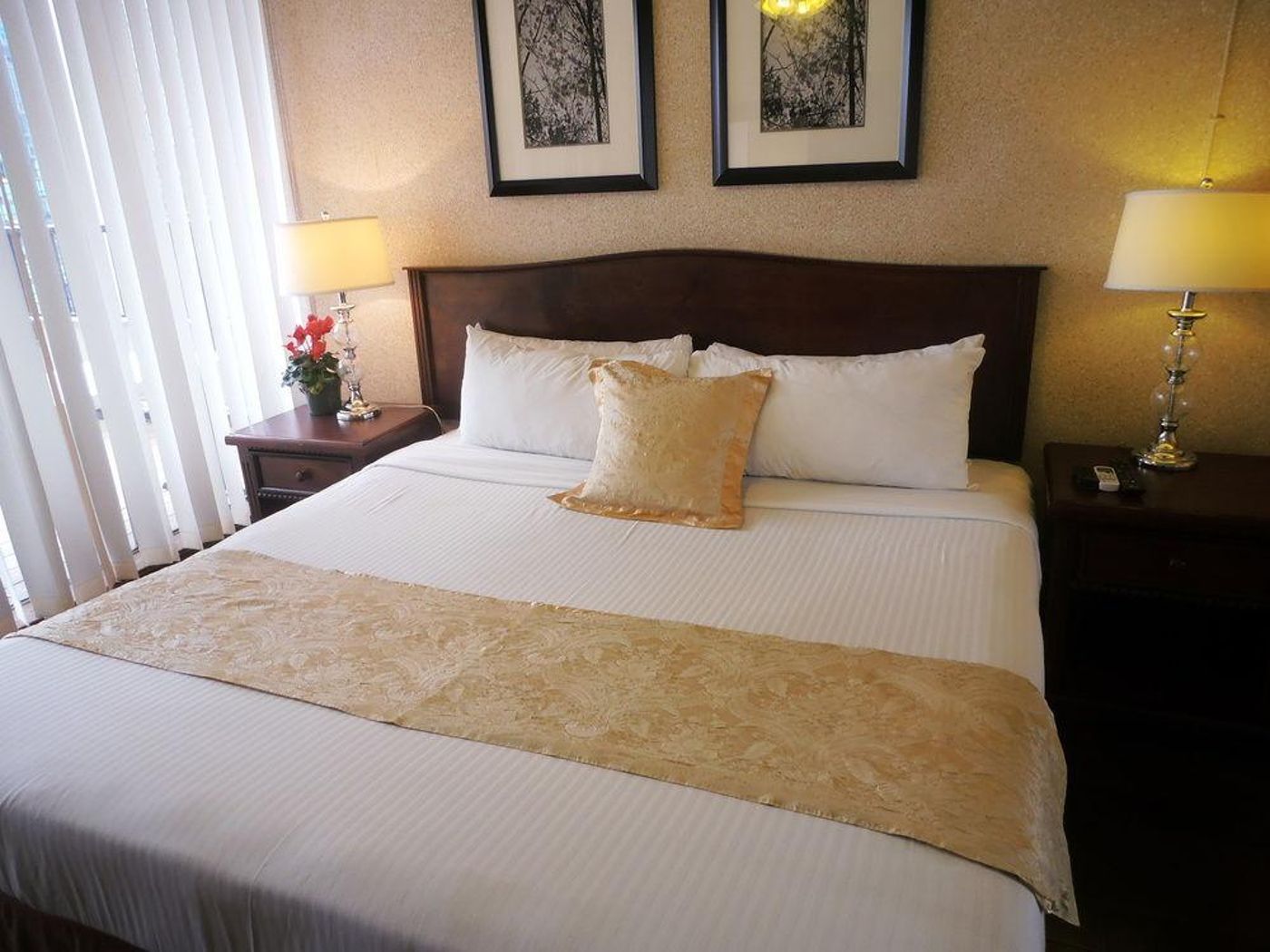 Divya-Sutra-Suites-on-Robson-Downtown-General-view-23