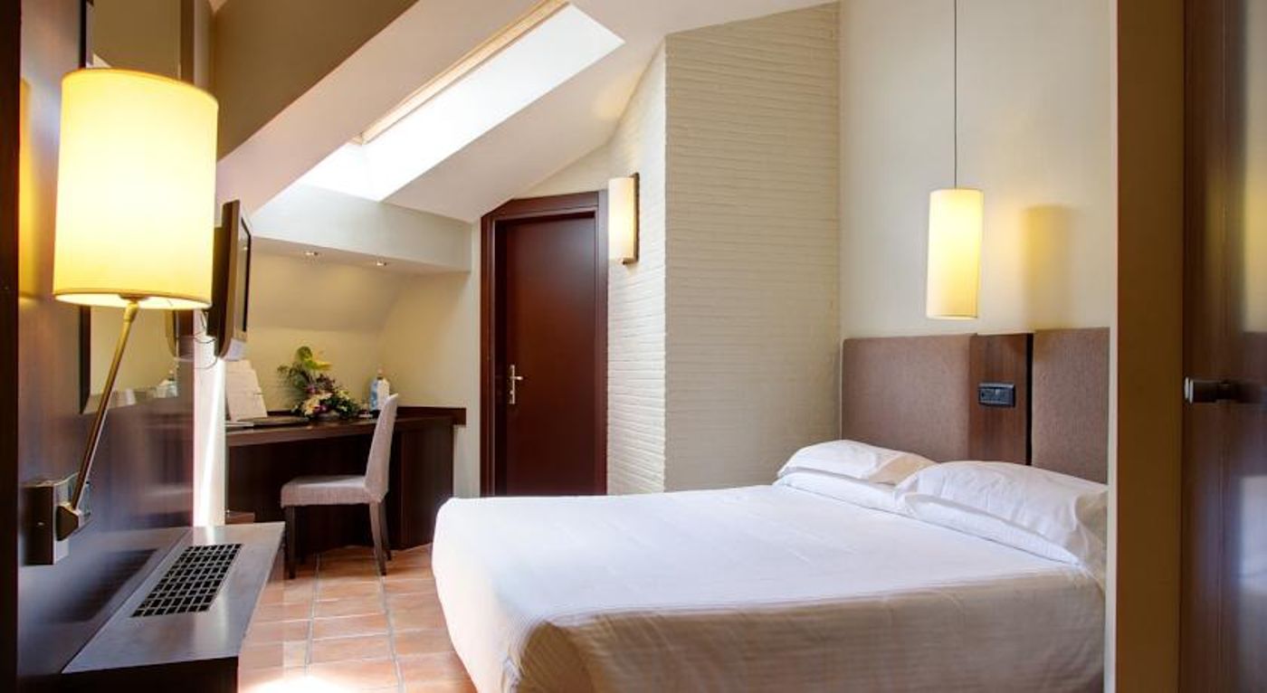 TH-Roma---Carpegna-Palace-Room-26