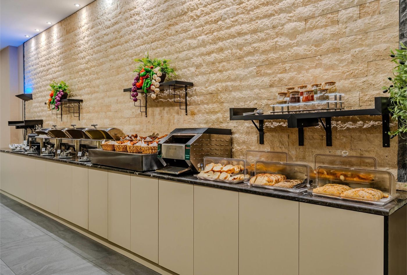 Ramada-Plaza-Izmir-Restaurant-48