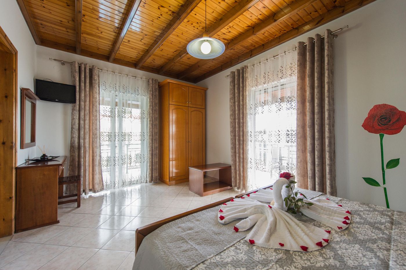 Makis Studios & Apartments