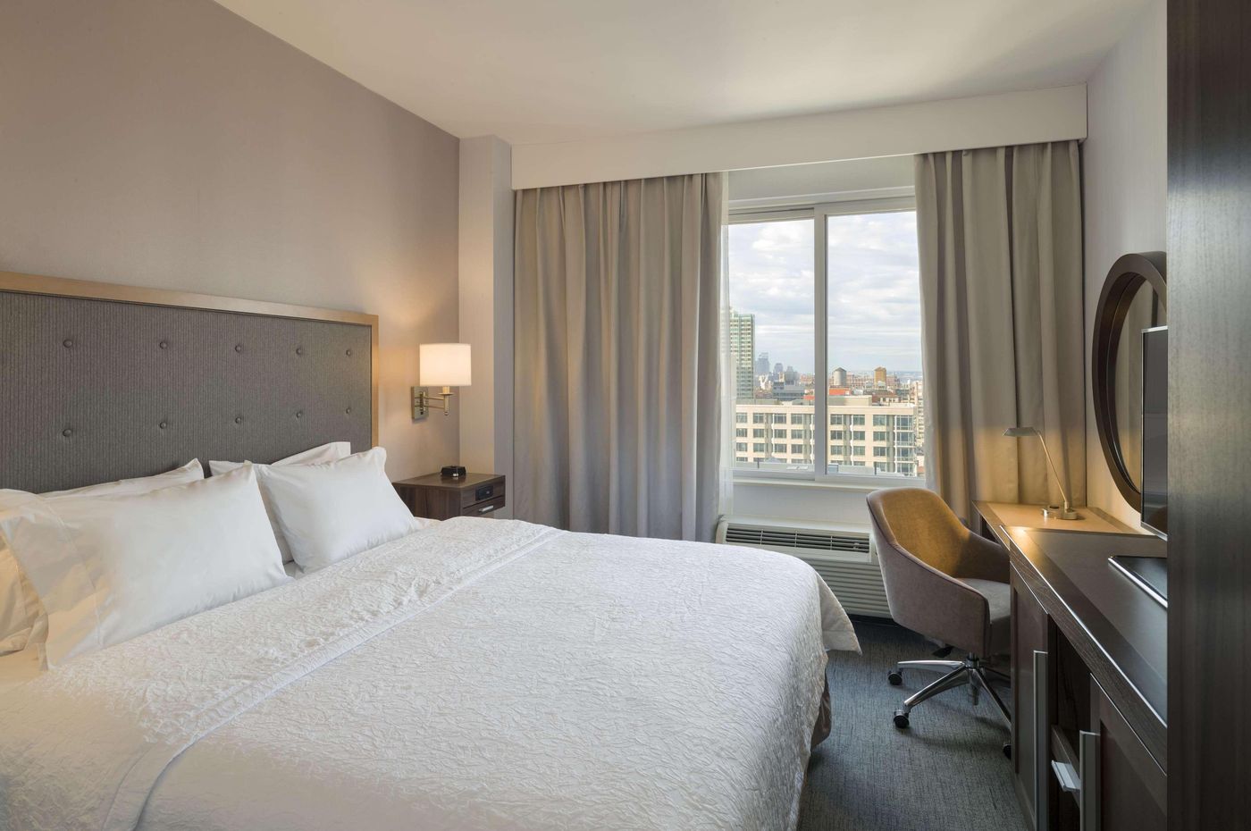 Hampton-Inn-Manhattan-Times-Square-South-Room-10