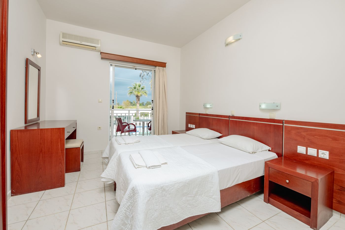 Canadian-Hotel-Room-24