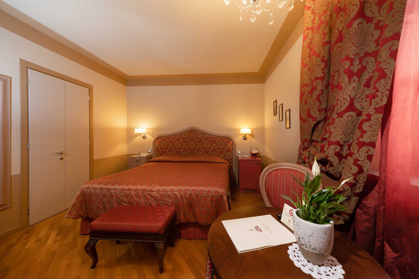 San-Luca-Palace-Room-15