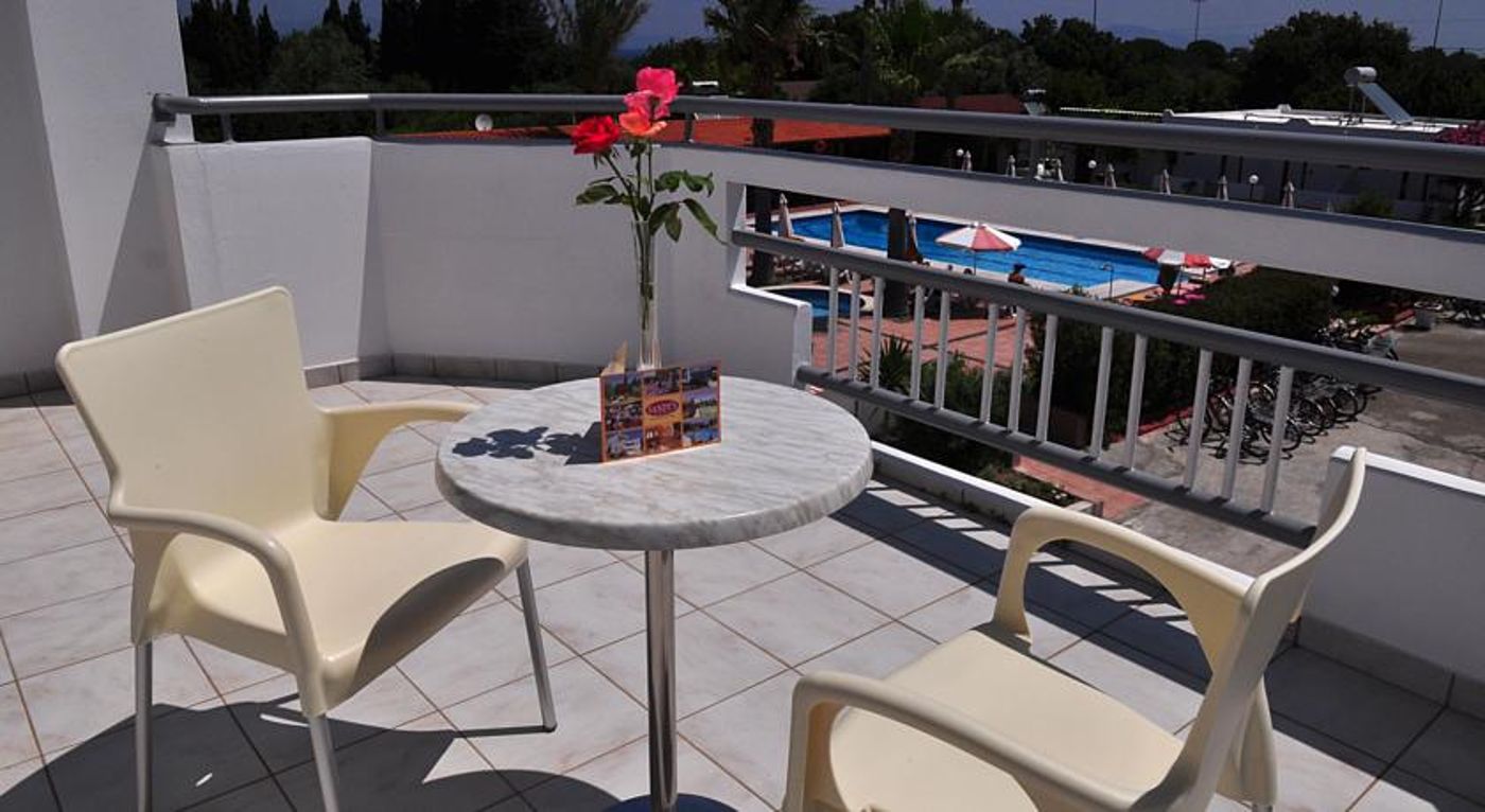 Sandy's Studios & Log Villas