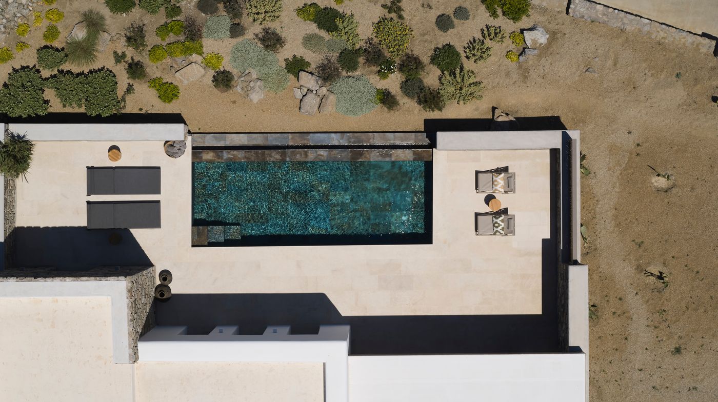 Bonzoe-Suites---Villas-Room-9