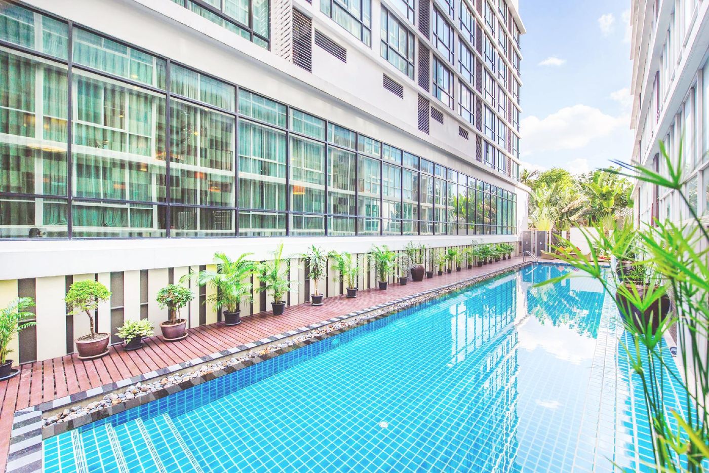 Mida-Hotel-Ngamwongwan-Pool-25