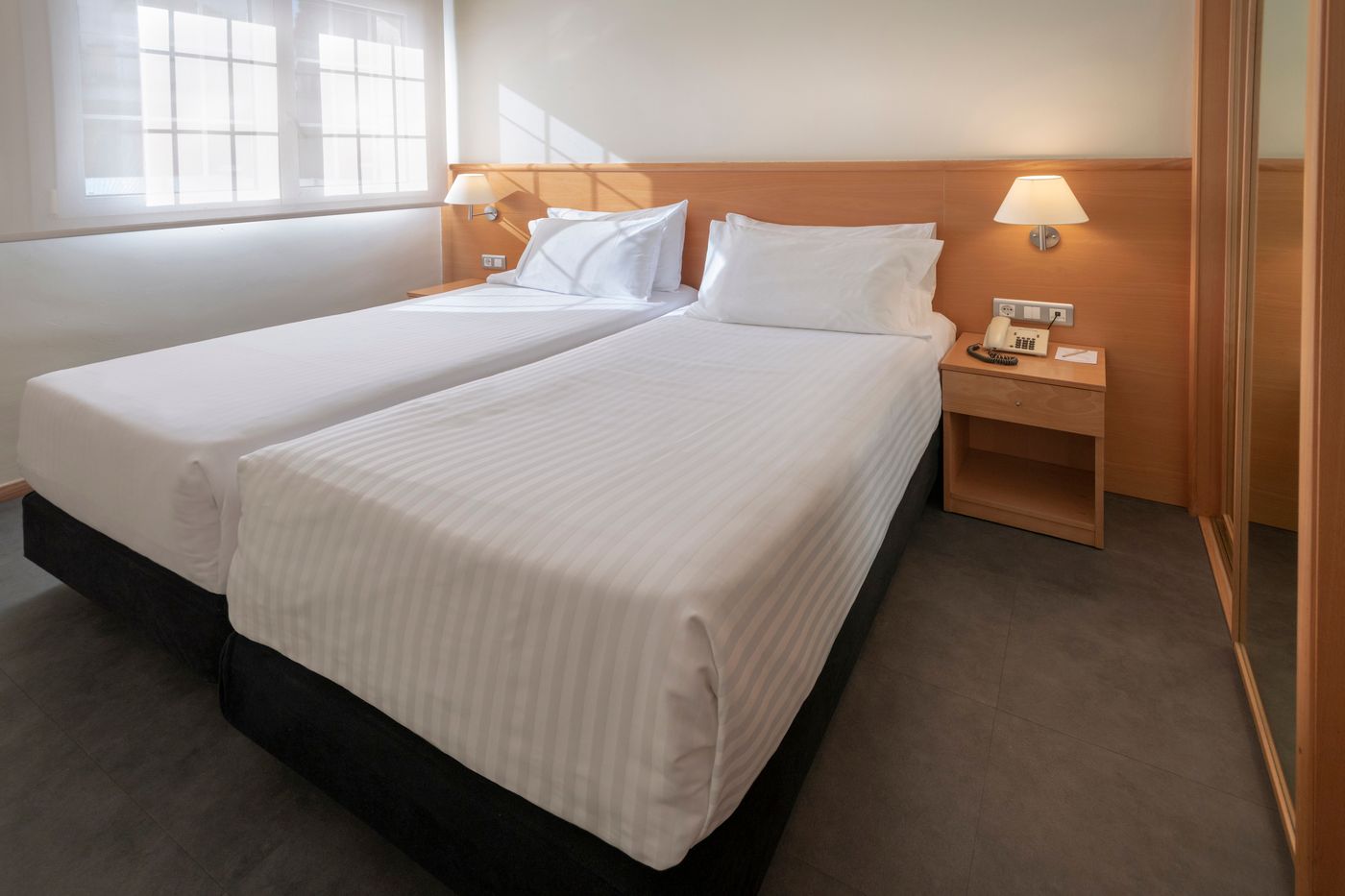 Apartamentos-Playa-De-Castelldefels-Room-30