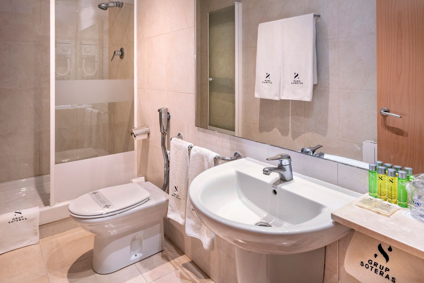 Apartamentos-Playa-De-Castelldefels-Room-42