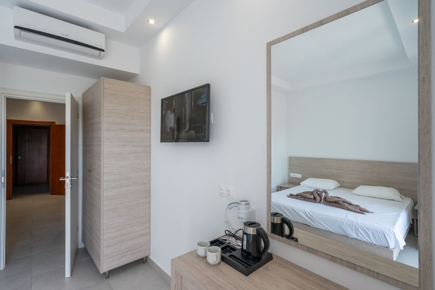 Stamos-Hotel-Room-35