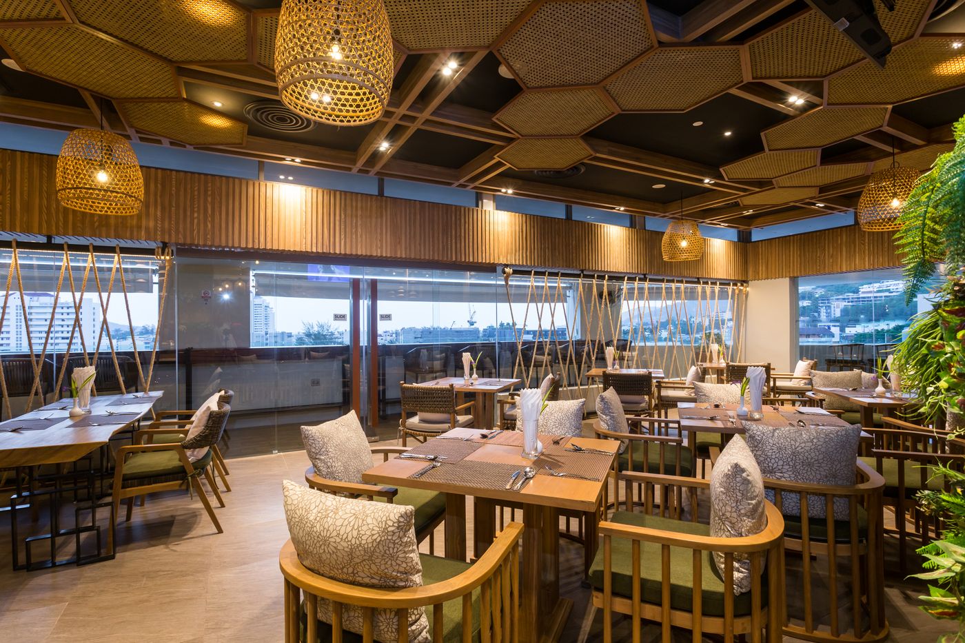 Oakwood-Hotel-Journeyhub-Phuket-Restaurant-24