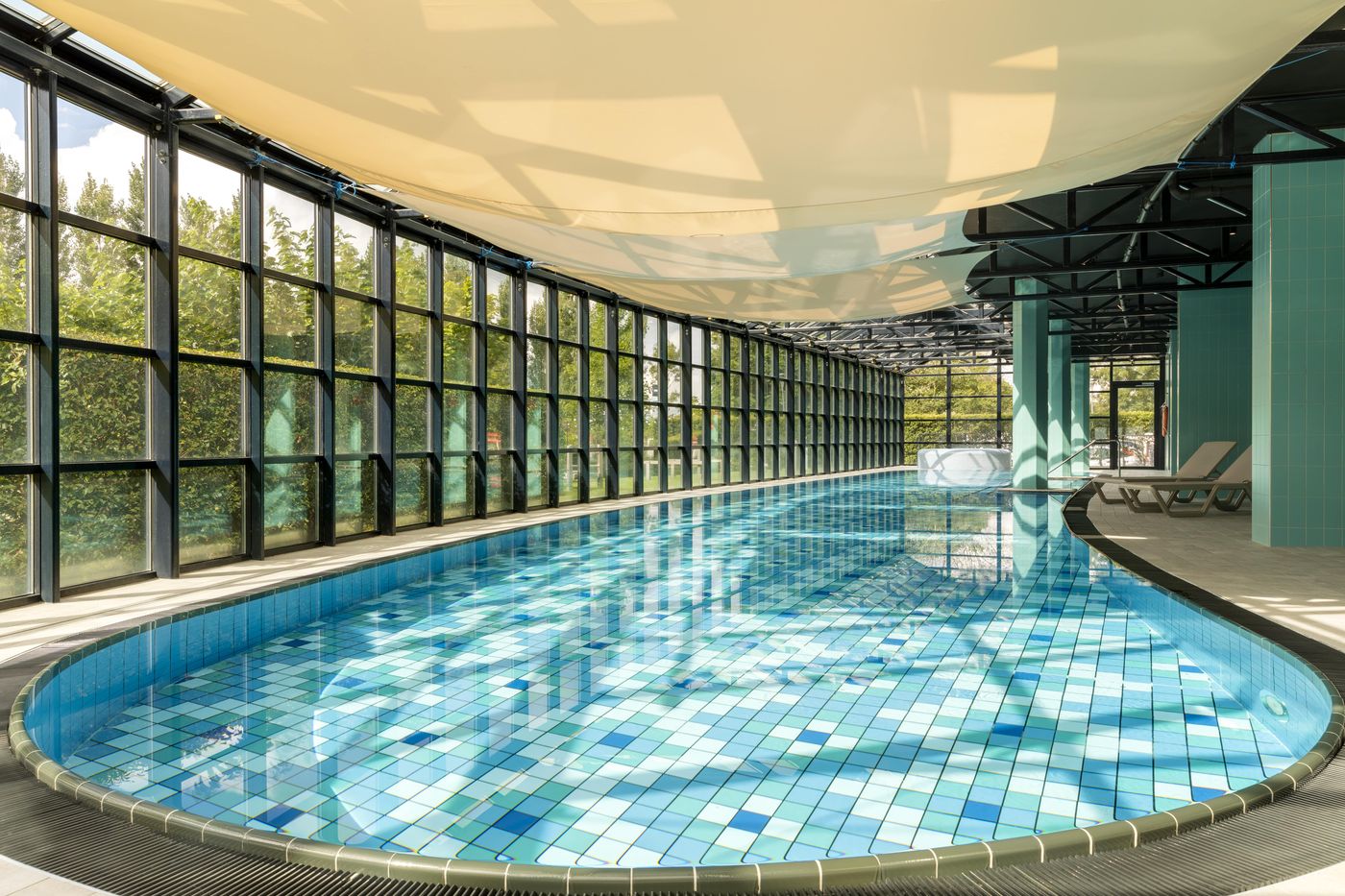 Corendon-Plaza-Amsterdam-Schiphol-Airport-Hotel-Pool-60