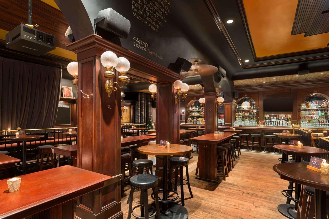 Days-Inn-by-Wyndham-Vancouver-Downtown-Bar-10