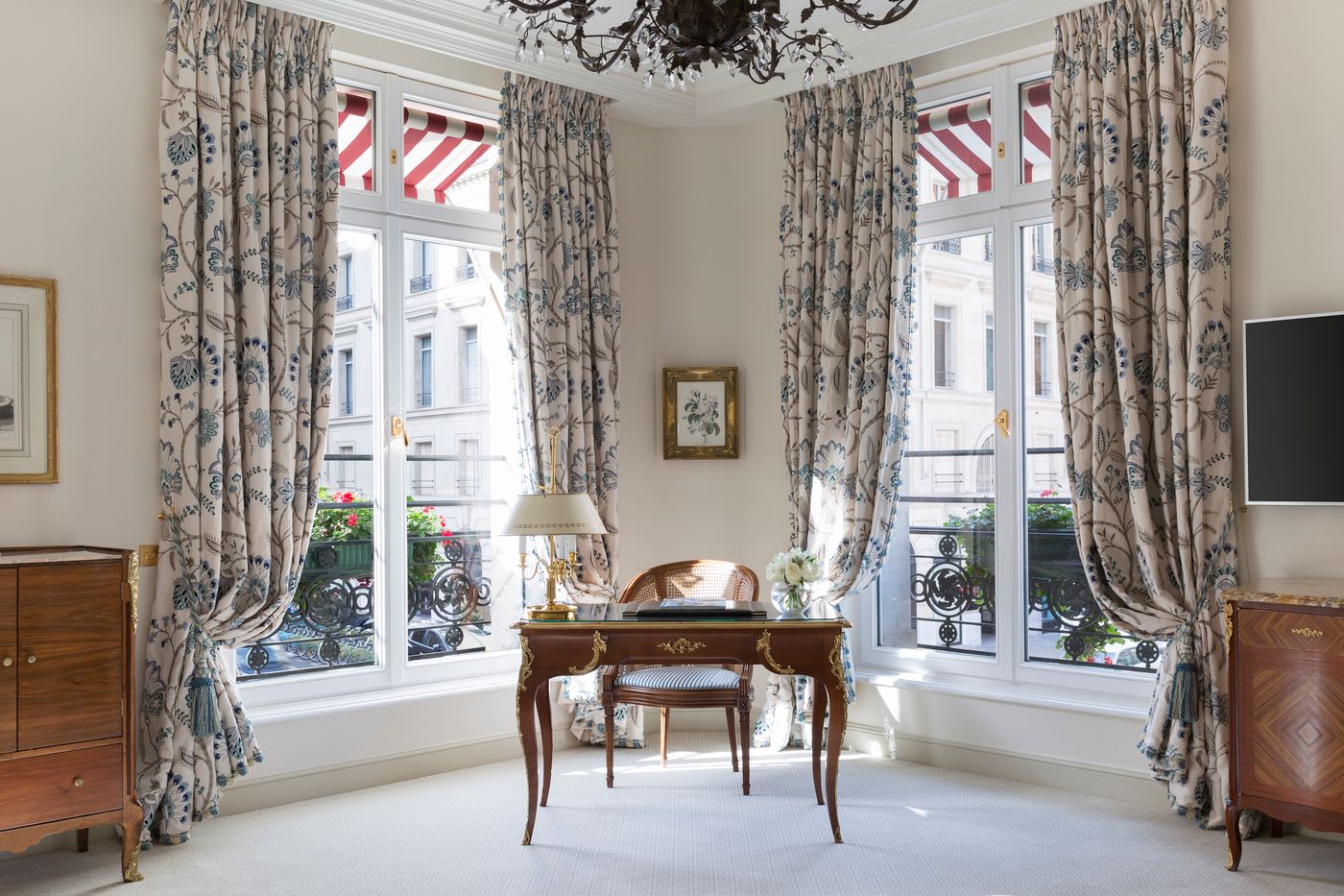 Le-Bristol-Paris-Room-8