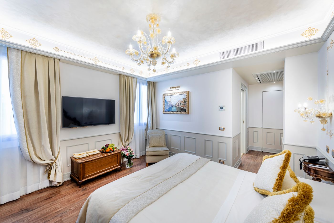 Monaco-and-Grand-Canal-Room-17