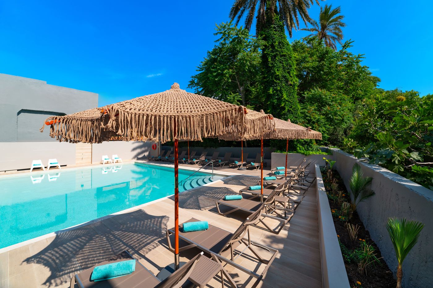 Hotel-Amphitryon-Pool-2