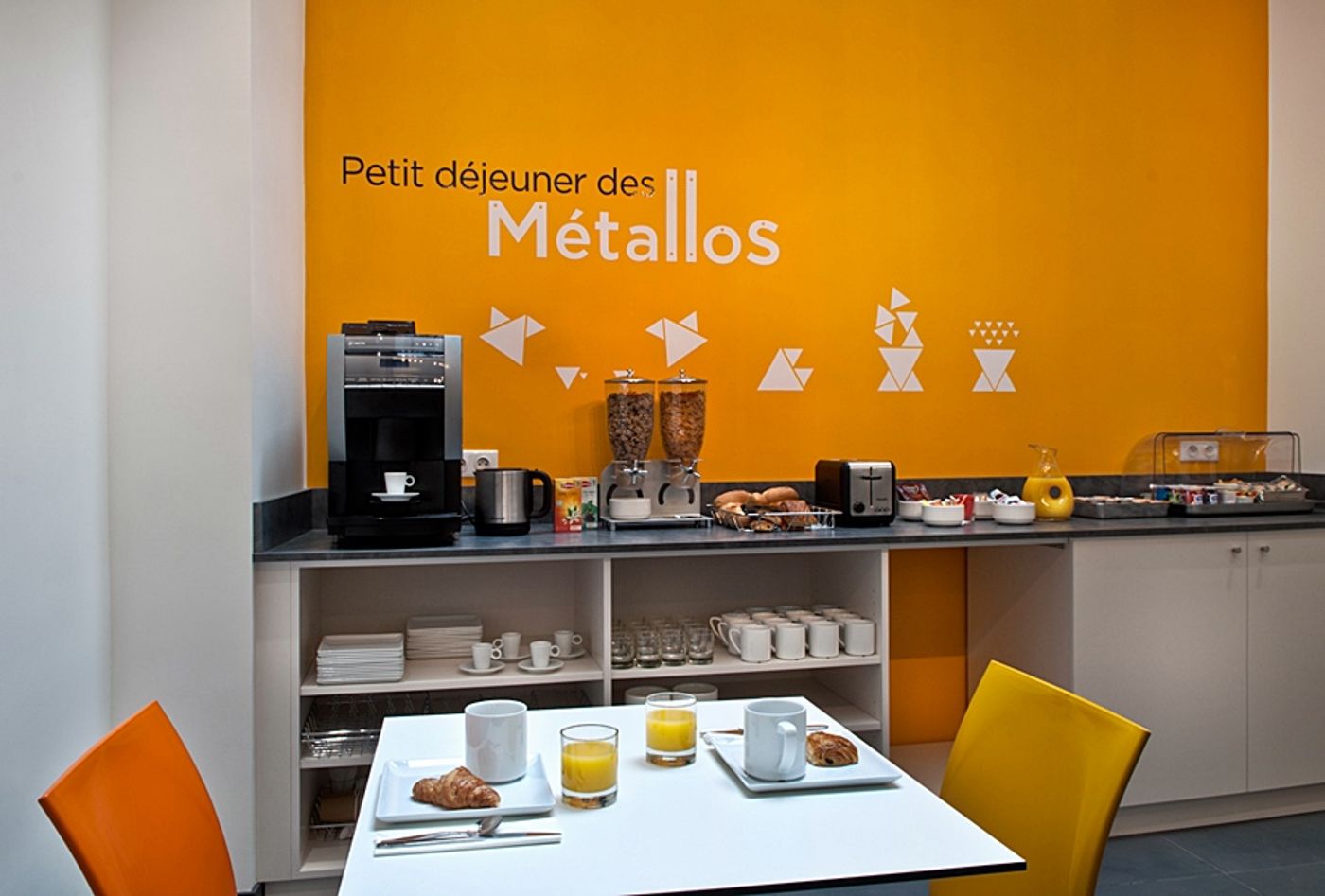 Des-Metallos-Room-14