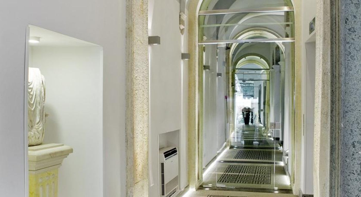 Navona-Palace-Luxury-Inn-Lobby-31