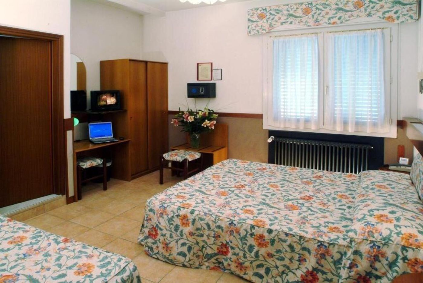 Hotel-Roma-Room-12