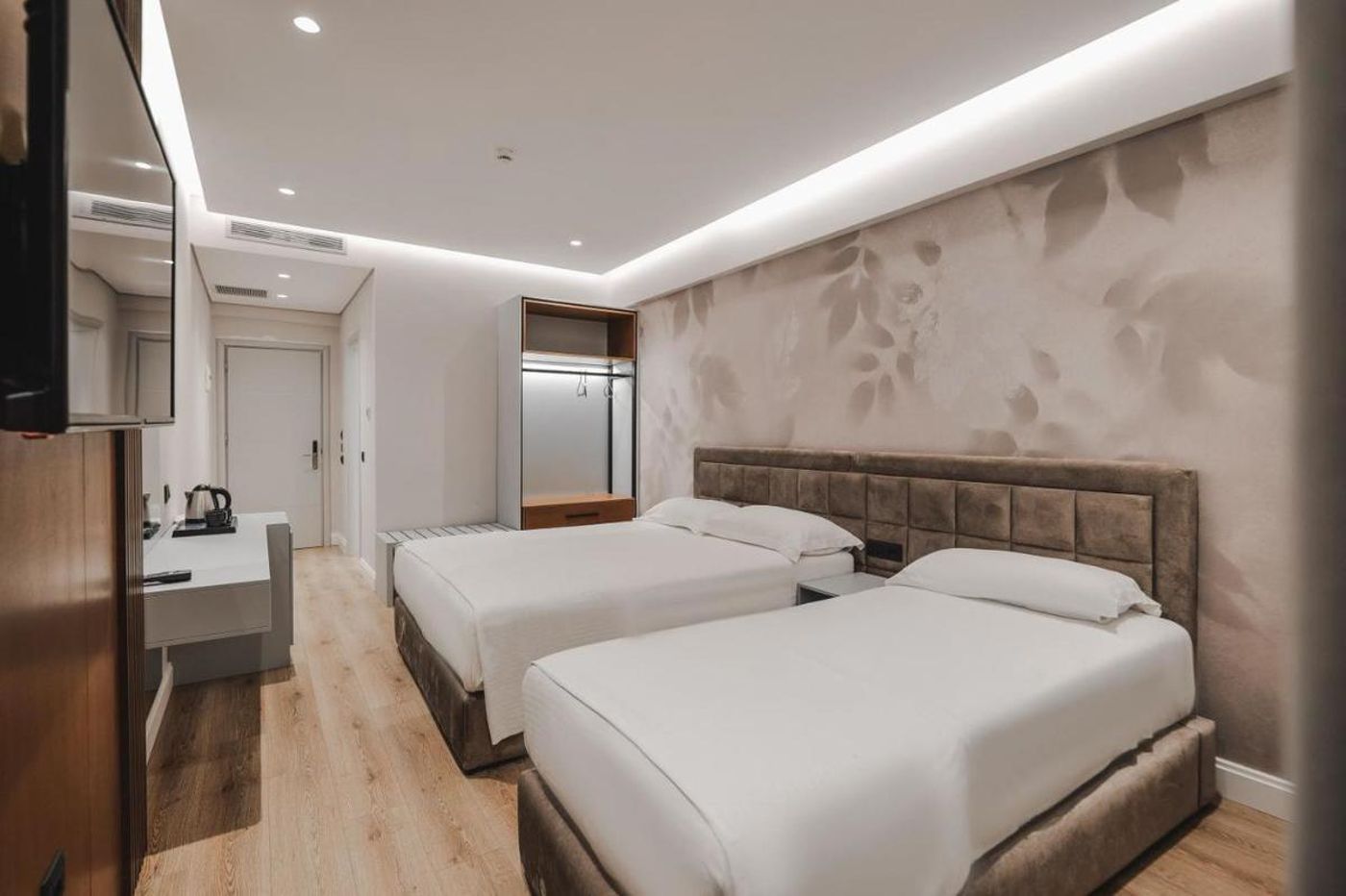 Hotel Oasis 12.12.25