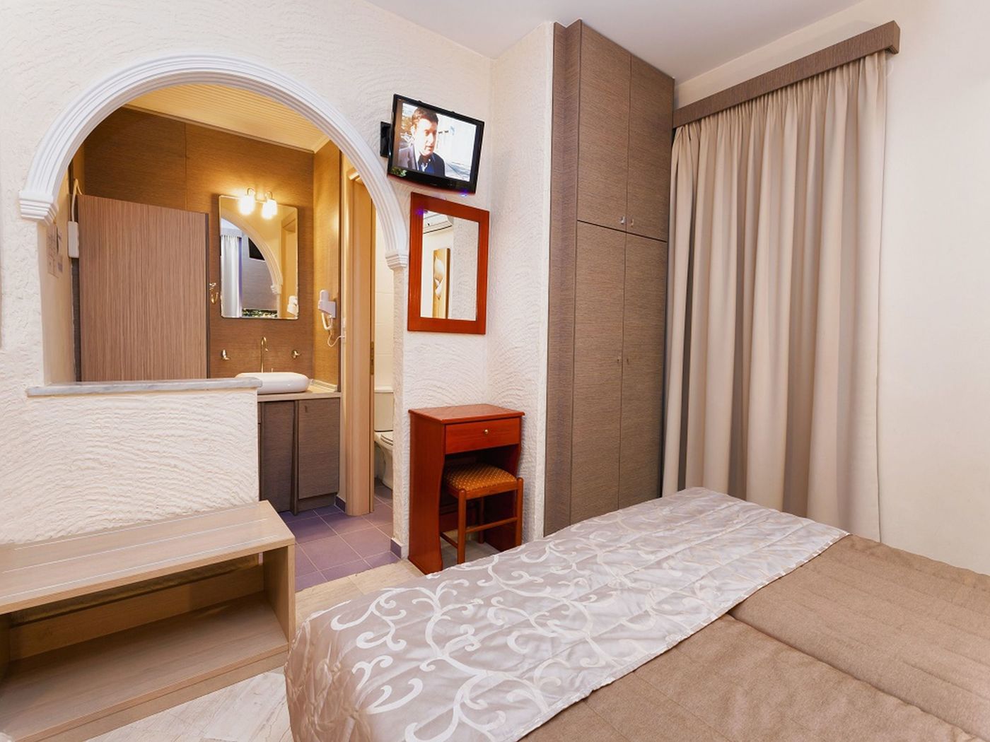 Planos Beach Aparthotel