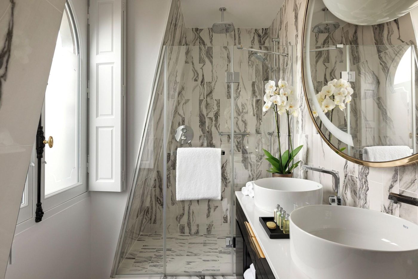 La-Clef-Champs-Elysees-by-The-Crest-Collection-Room-36