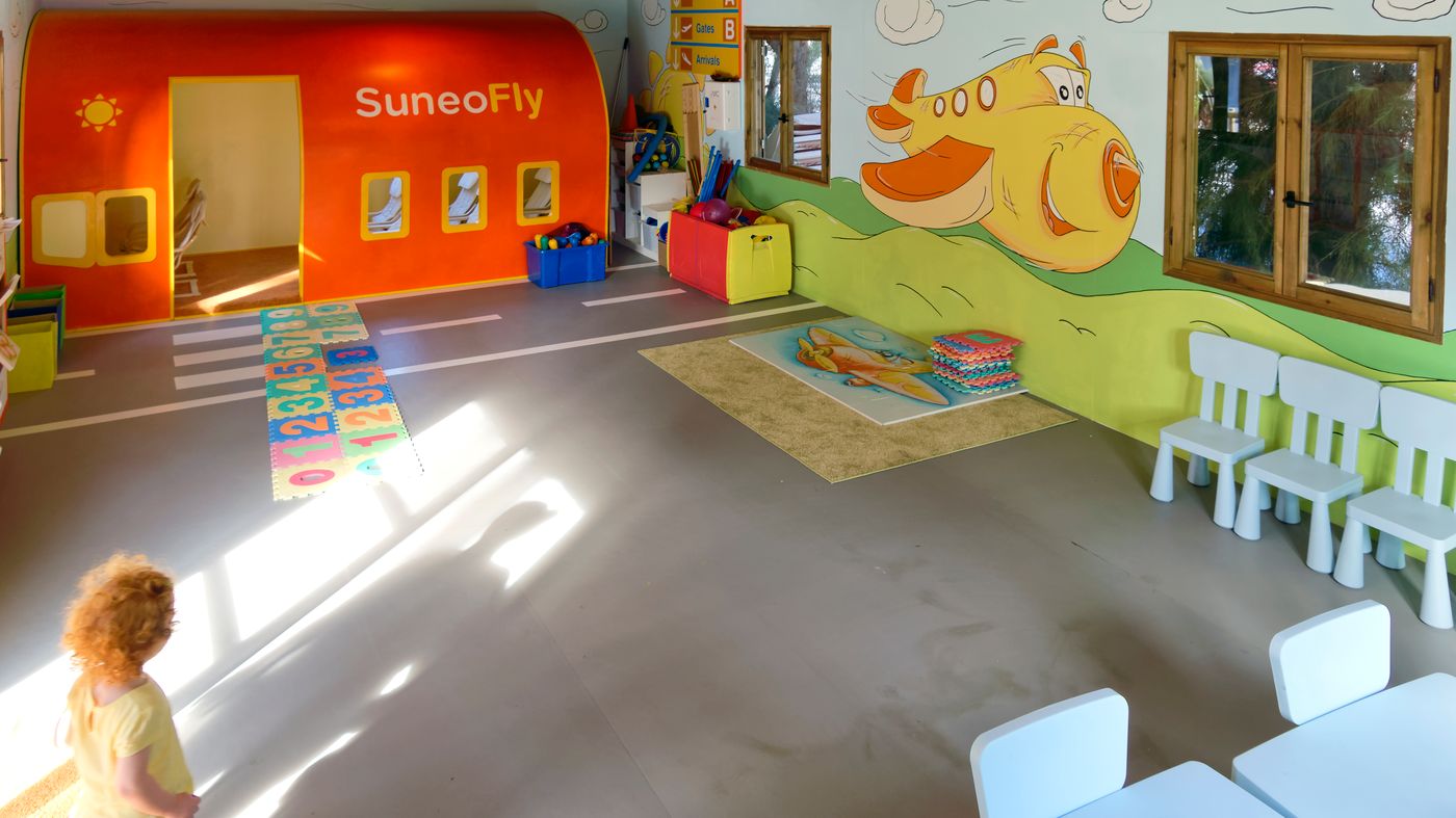 Servatur-Waikiki-Sports-and-Entertainment-61