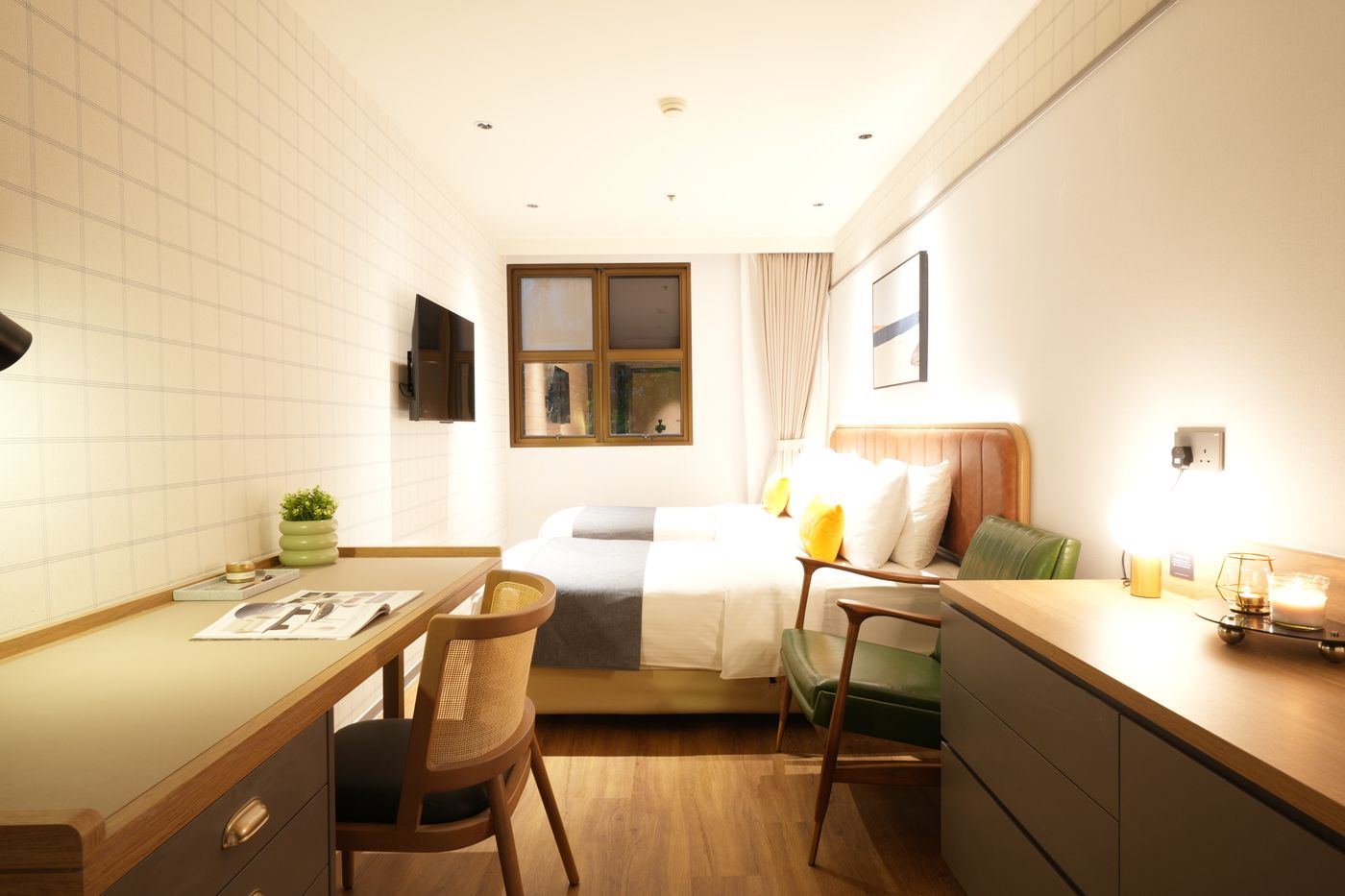 Dash-Living-on-Hollywood-Room-20