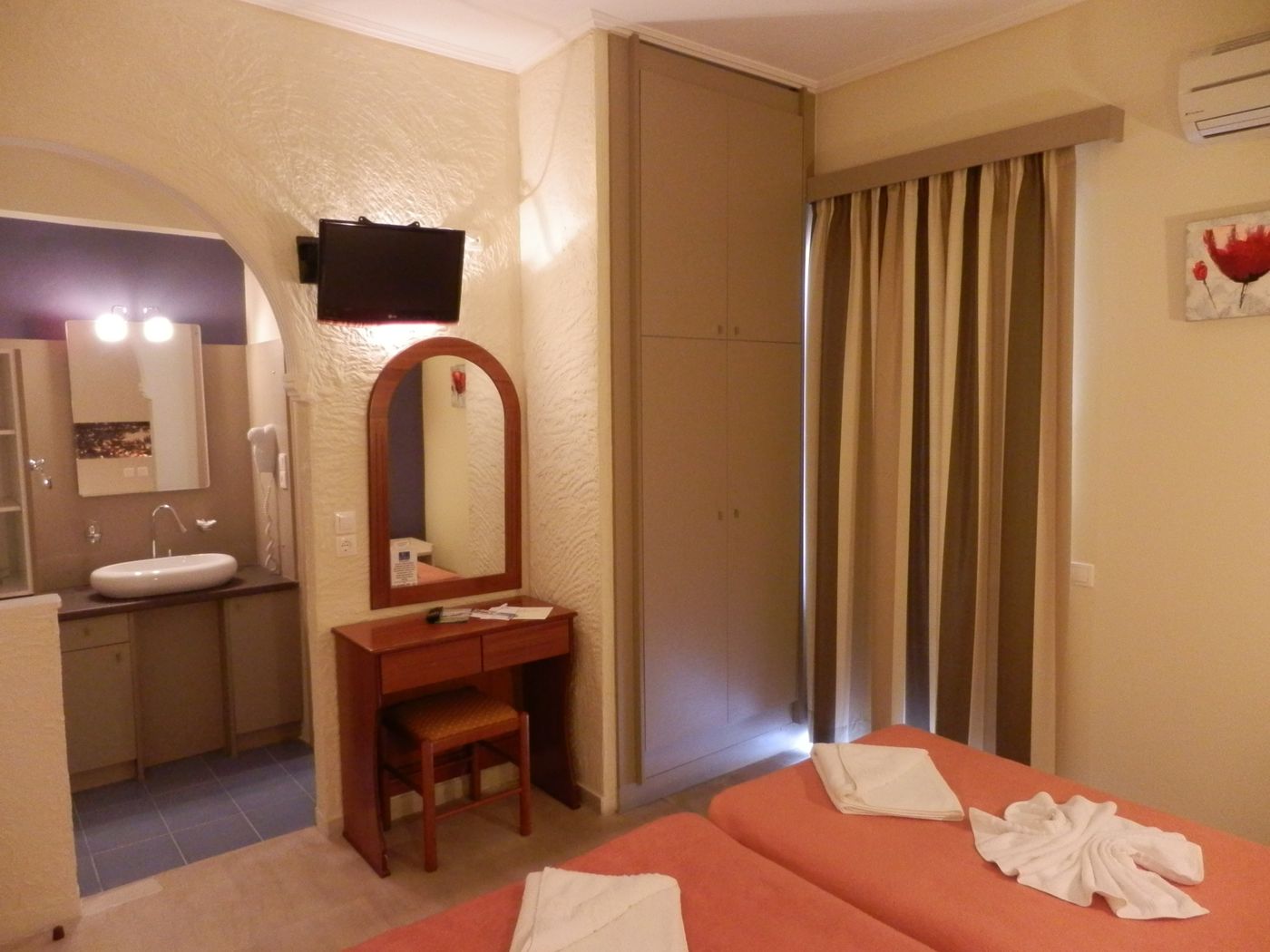 Planos Beach Aparthotel