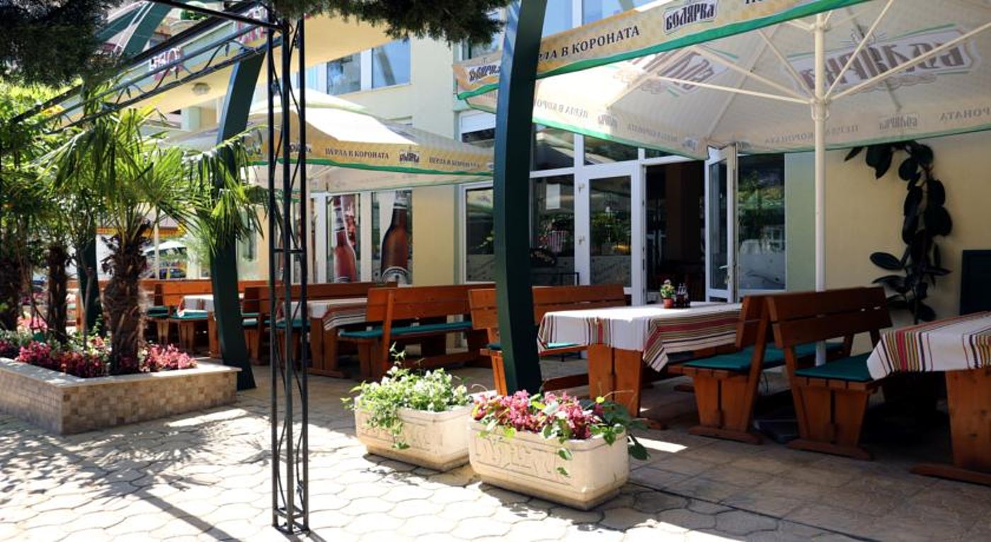 Sunny-Day-Club-Lobby-8