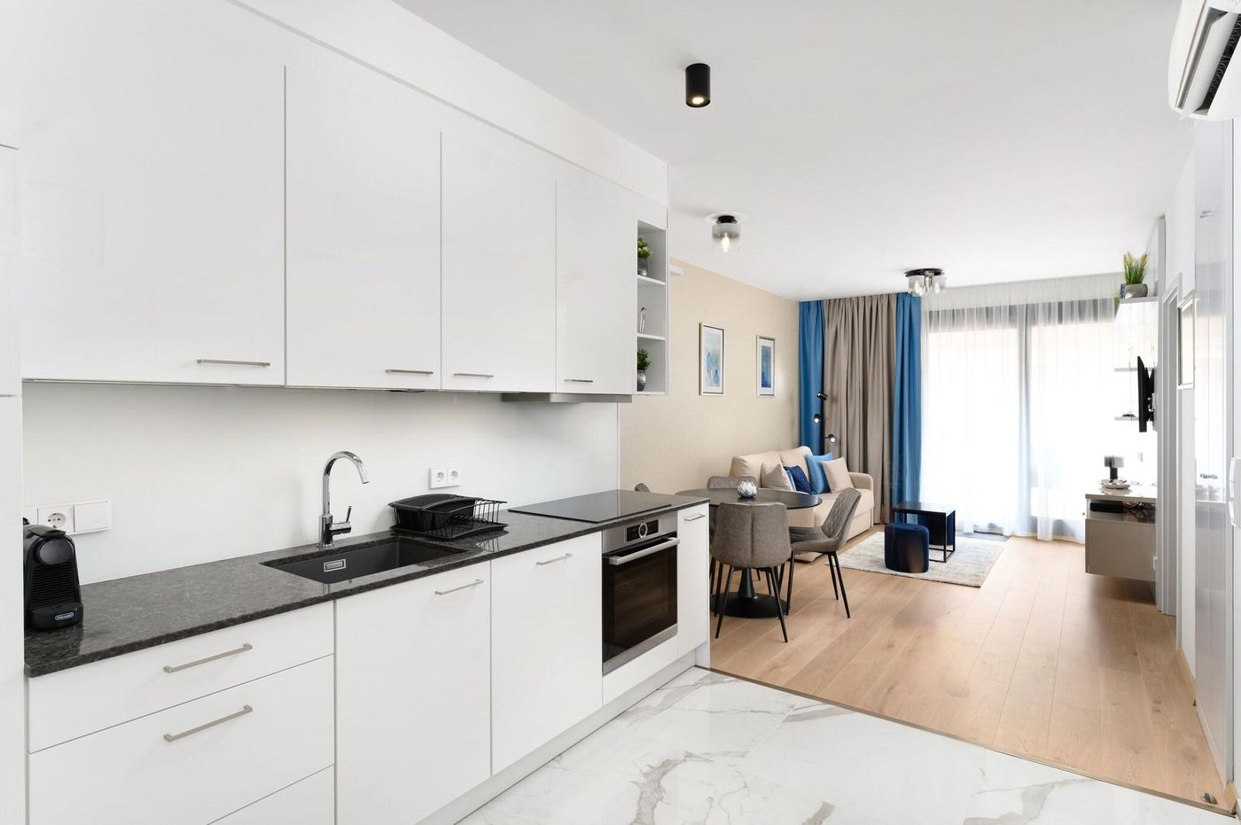 Hotel-Emerald---Suites-Room-45